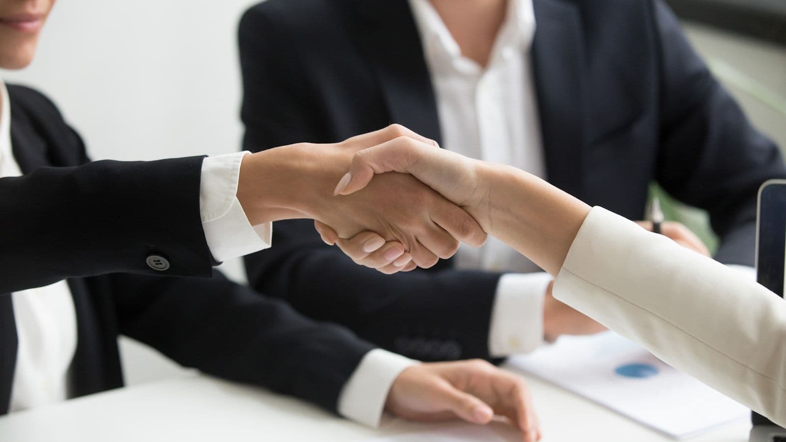 Strategic vs financial buyers: same teaser, different IOI